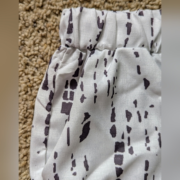 NWOT Women's XL Pants, White W/Dark Grey Pattern, Elastic Waist, Angled Pockets - Picture 3 of 9